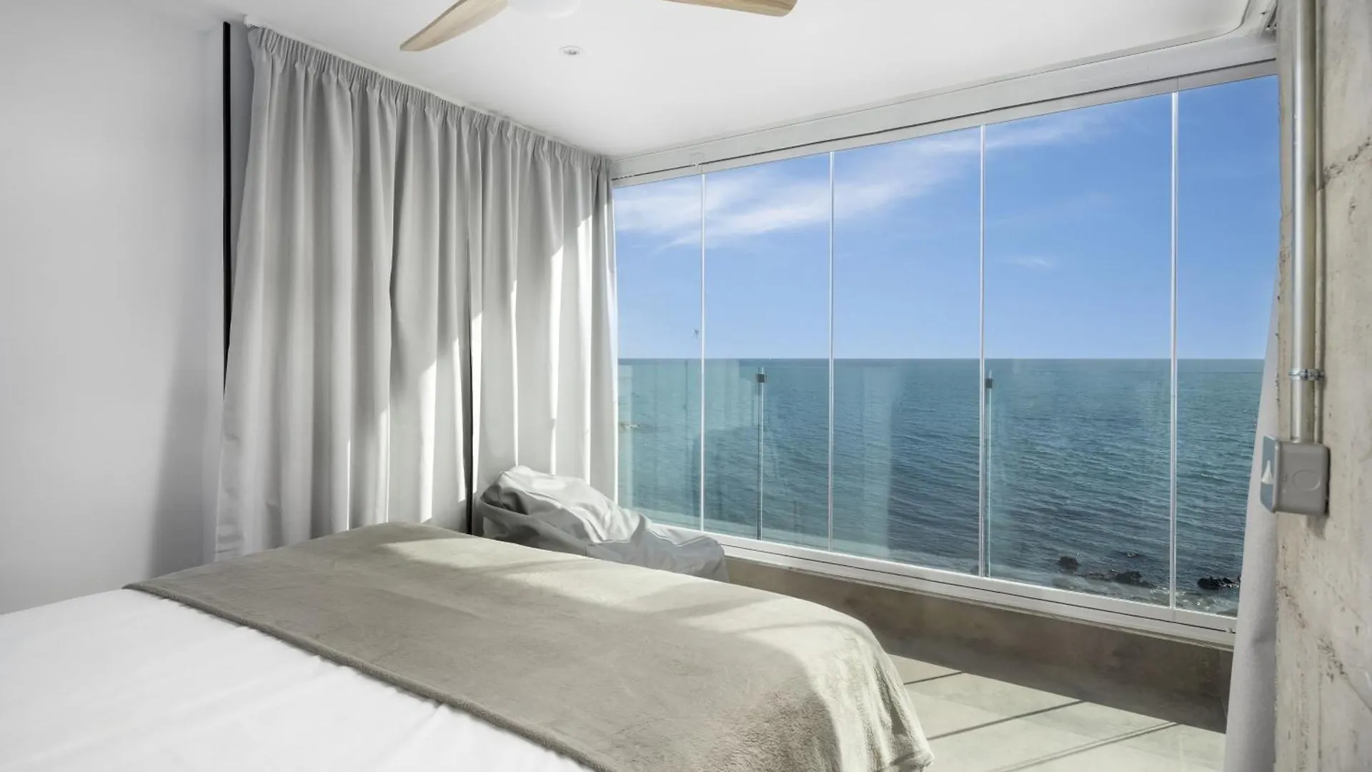 Perla Negra - Apartment With Private Beach Access Benalmadena Spain